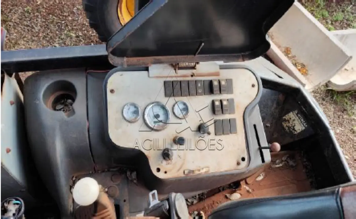 LOTE 006 - Retroescavadeira 4x4