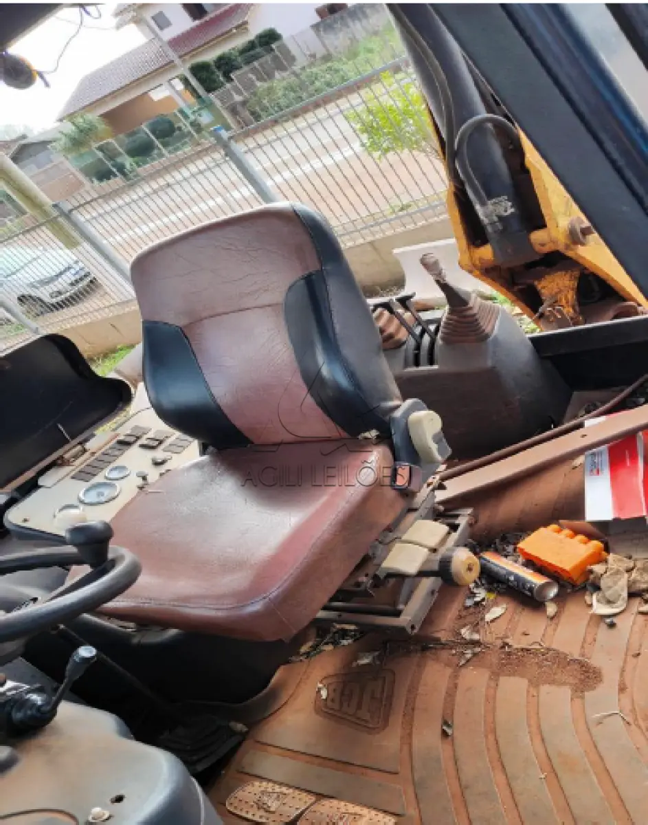 LOTE 006 - Retroescavadeira 4x4