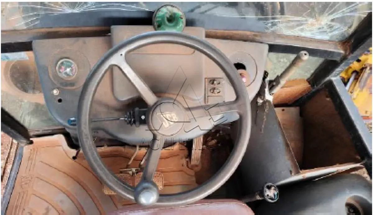 LOTE 006 - Retroescavadeira 4x4