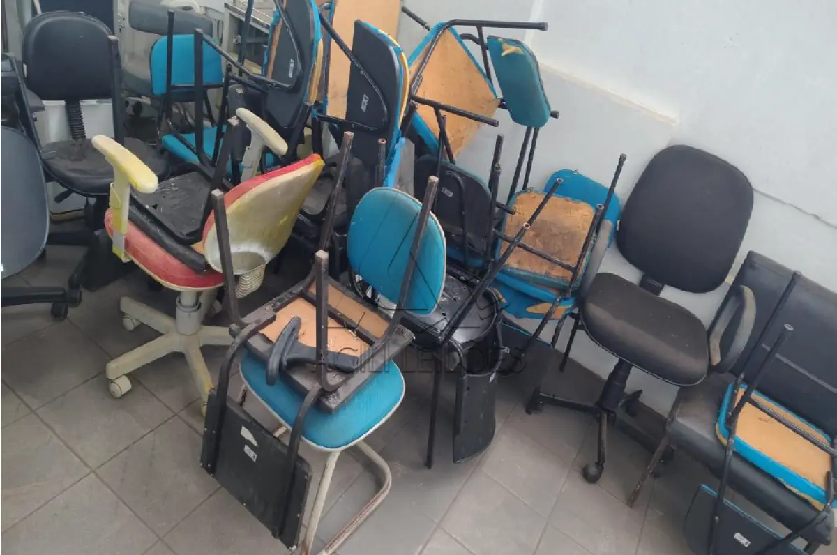 LOTE 020 - Sucata de cadeiras fixas e giratórias.