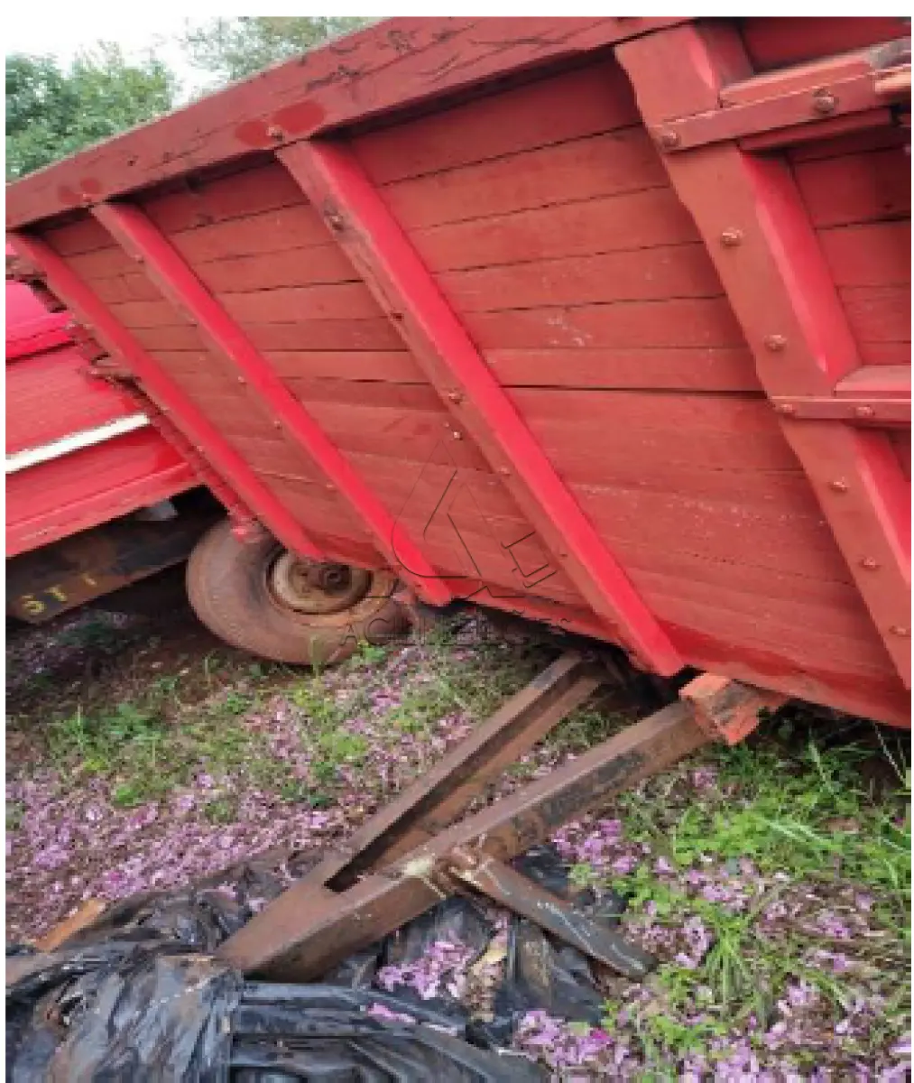 LOTE 005 - Carreta agrícola de madeira