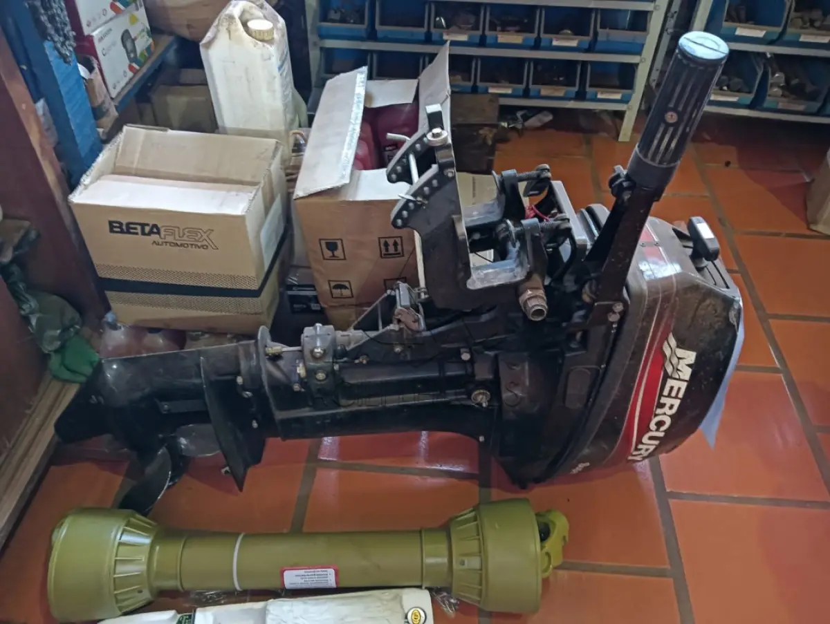 LOTE 025 - Motor de popa Mercury Marine ME 15MH, potência 15 HP (11 kW), partida manual, comando no manche, peso aproximado 41 kg, fabricado no Japão, ano 2013, modelo nº 1015203FL, nº de série 0N204233.
