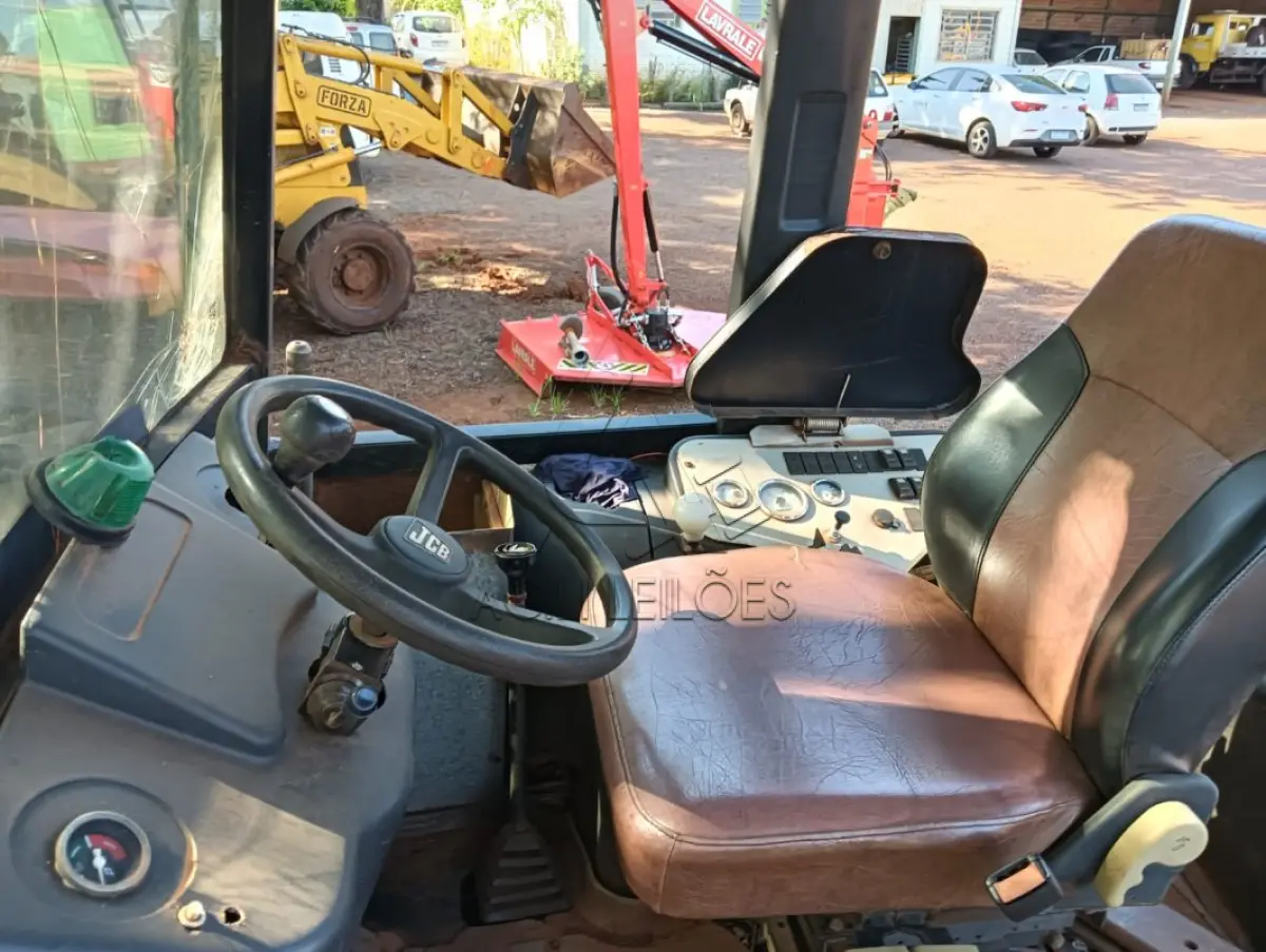 LOTE 006 - Retroescavadeira 4x4