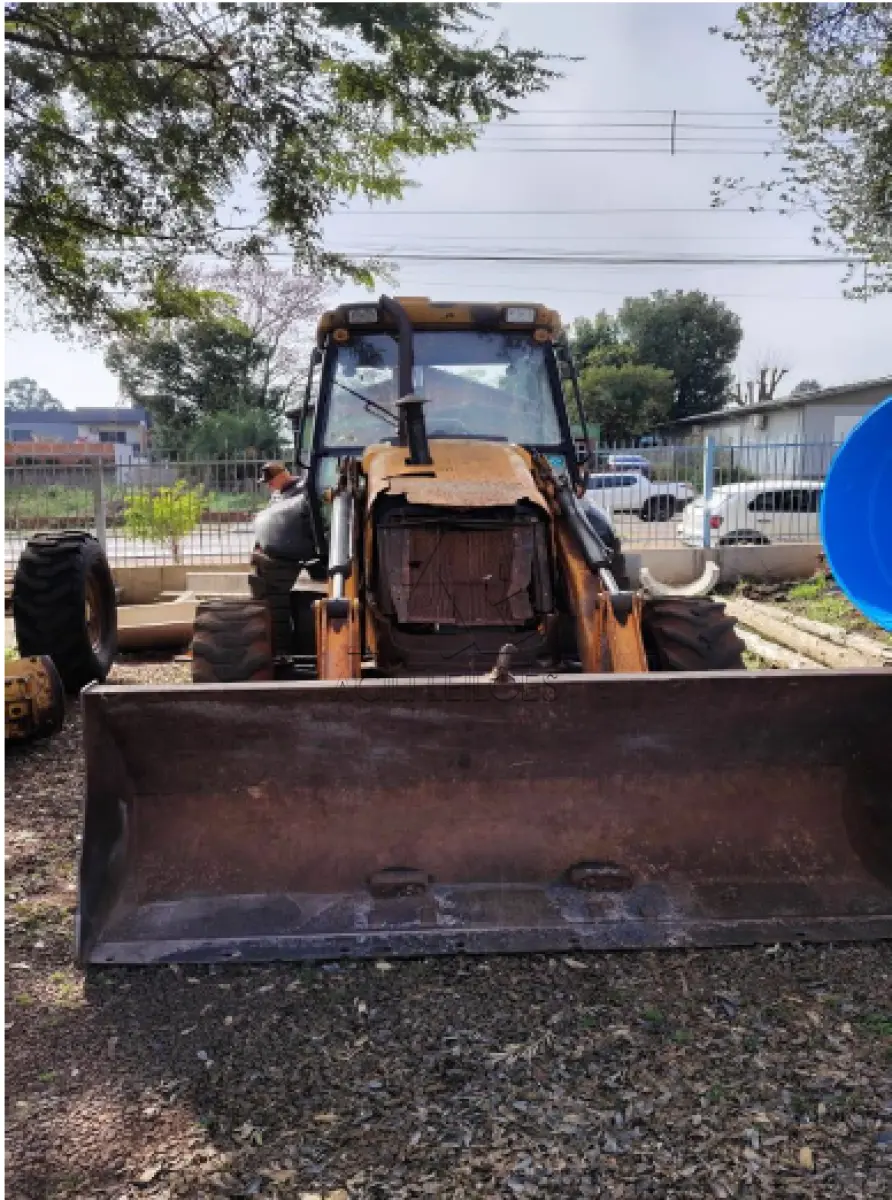 LOTE 006 - Retroescavadeira 4x4