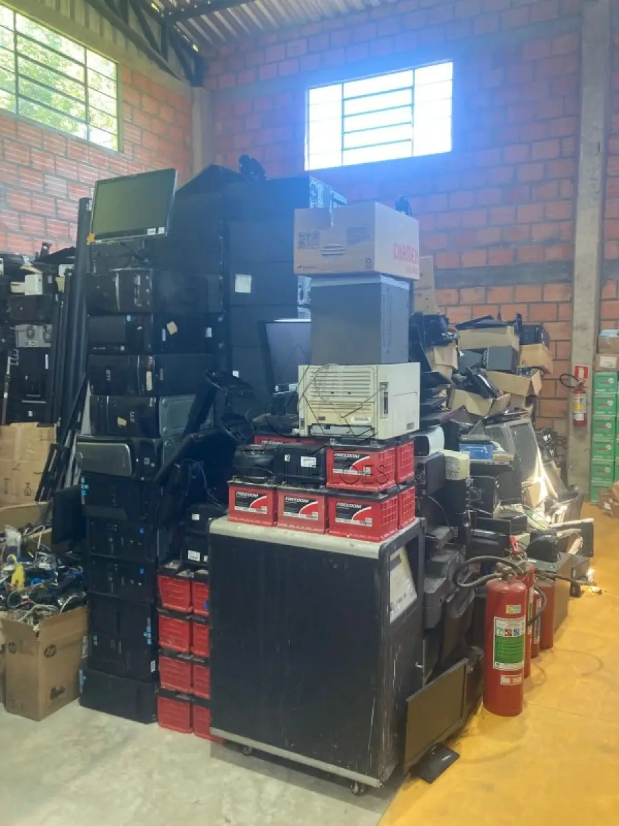 LOTE 002 - INFORMÁTICA ELETRÔNICOS, MOBILIÁRIO EM GERAL E
INSTRUMENTOS MUSICAIS (DEPÓSITO DE BENS
02 )