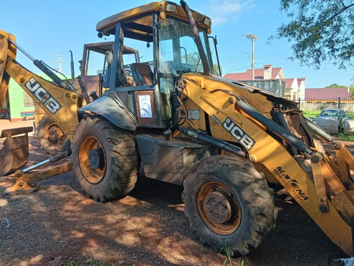 LOTE 006 - Retroescavadeira 4x4