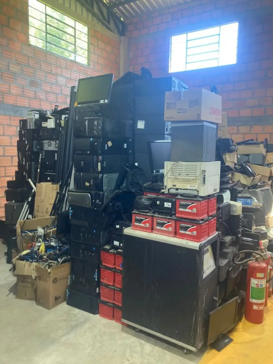 LOTE 002 - INFORMÁTICA ELETRÔNICOS, MOBILIÁRIO EM GERAL E
INSTRUMENTOS MUSICAIS (DEPÓSITO DE BENS
02 )