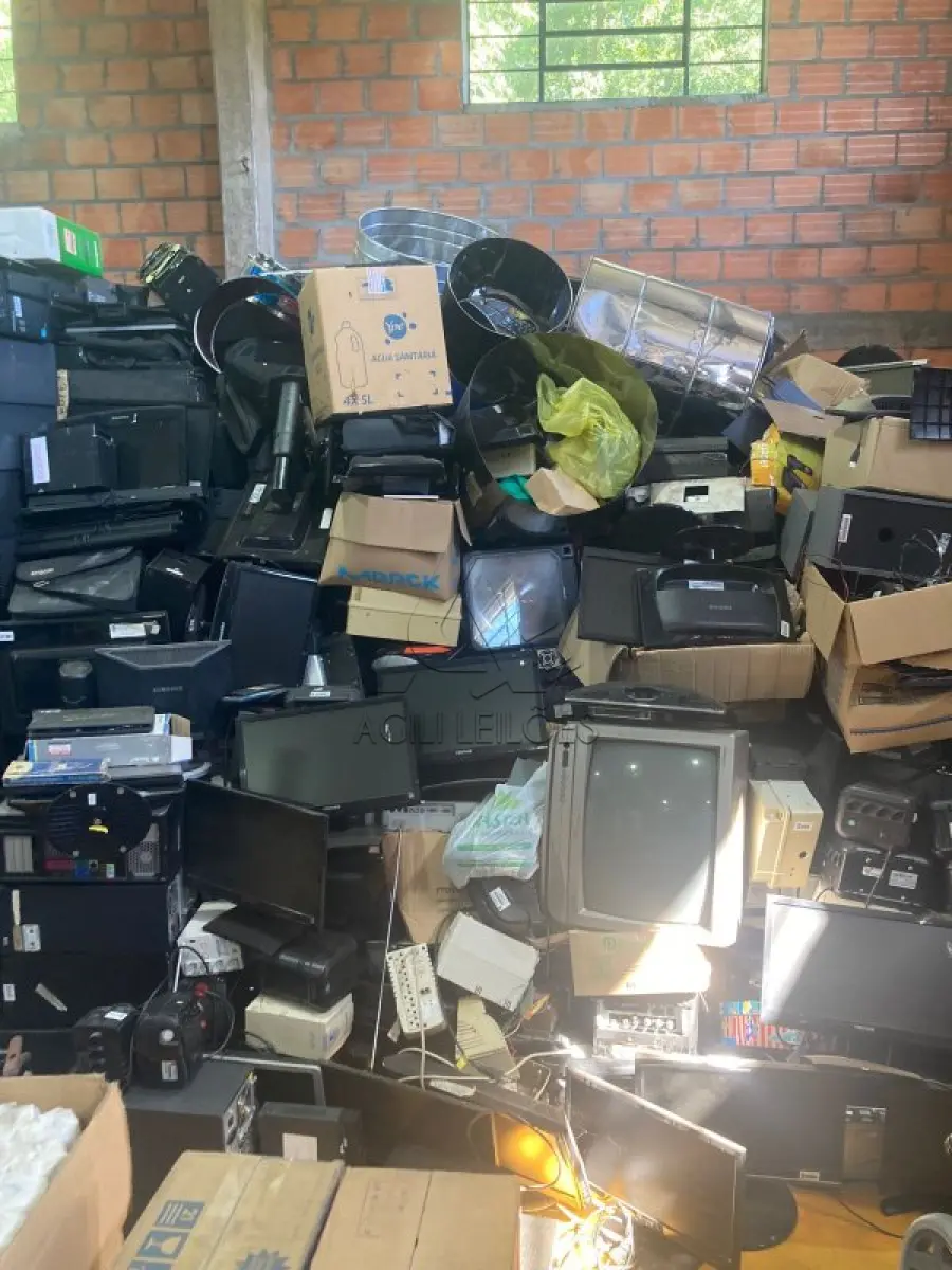 LOTE 002 - INFORMÁTICA ELETRÔNICOS, MOBILIÁRIO EM GERAL E
INSTRUMENTOS MUSICAIS (DEPÓSITO DE BENS
02 )